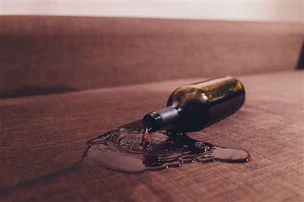 כתם יין על ספה מבד